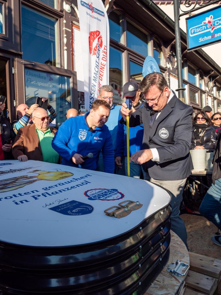 Enthüllung der Rekord-Fischkonserve in Heringsdorf