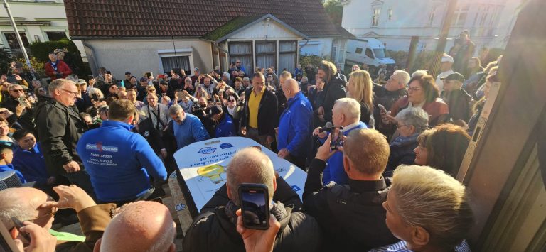 Besucher bestaunen größte Fischdose der Welt