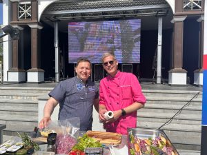 André Domke als Fischsommelier bei Kochshow mit Matthias Sievert in Boltenhagen