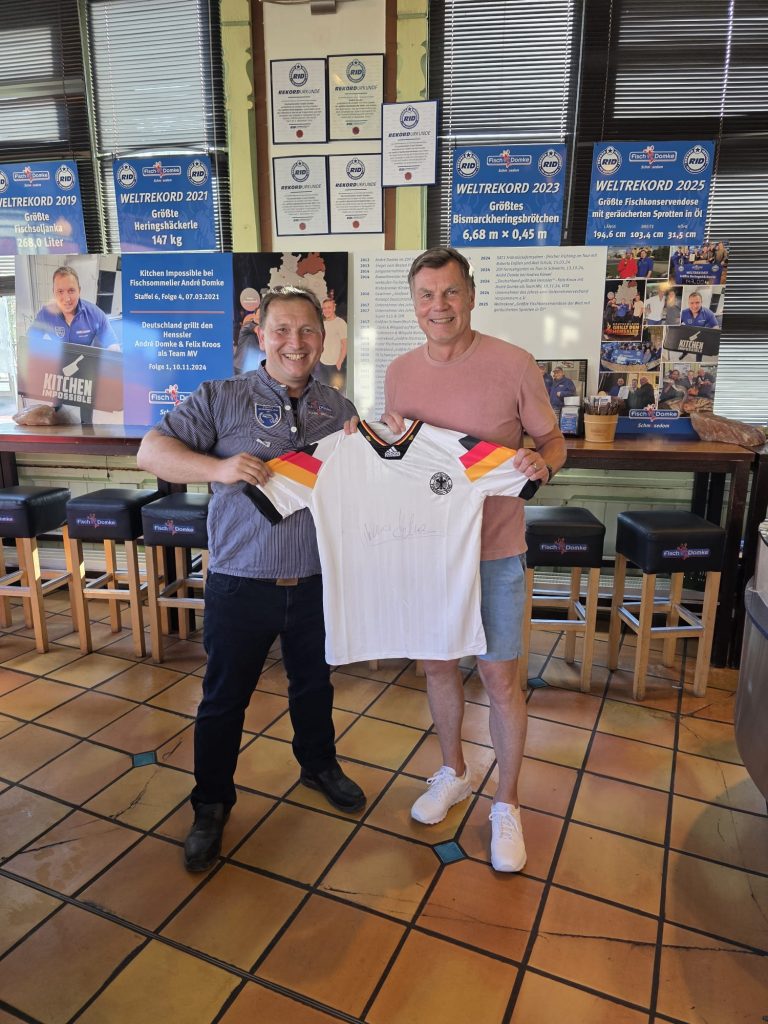 Thomas Helmer und André Domke mit Shirt auf Usedom