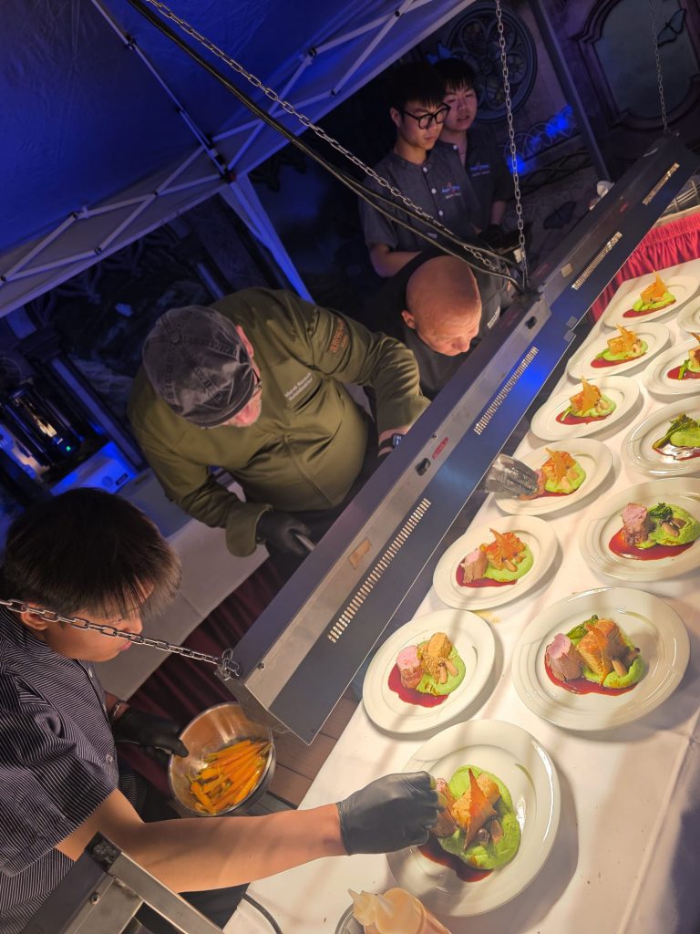 Küchenteam richtet Gourmetteller für das Riesenrad Dinner 2026 an