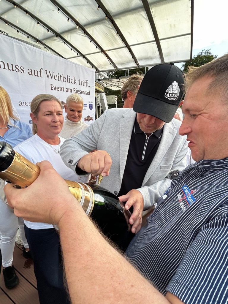 Gäste beim Champagnerempfang zum Riesenrad Dinner 2026 auf Usedom