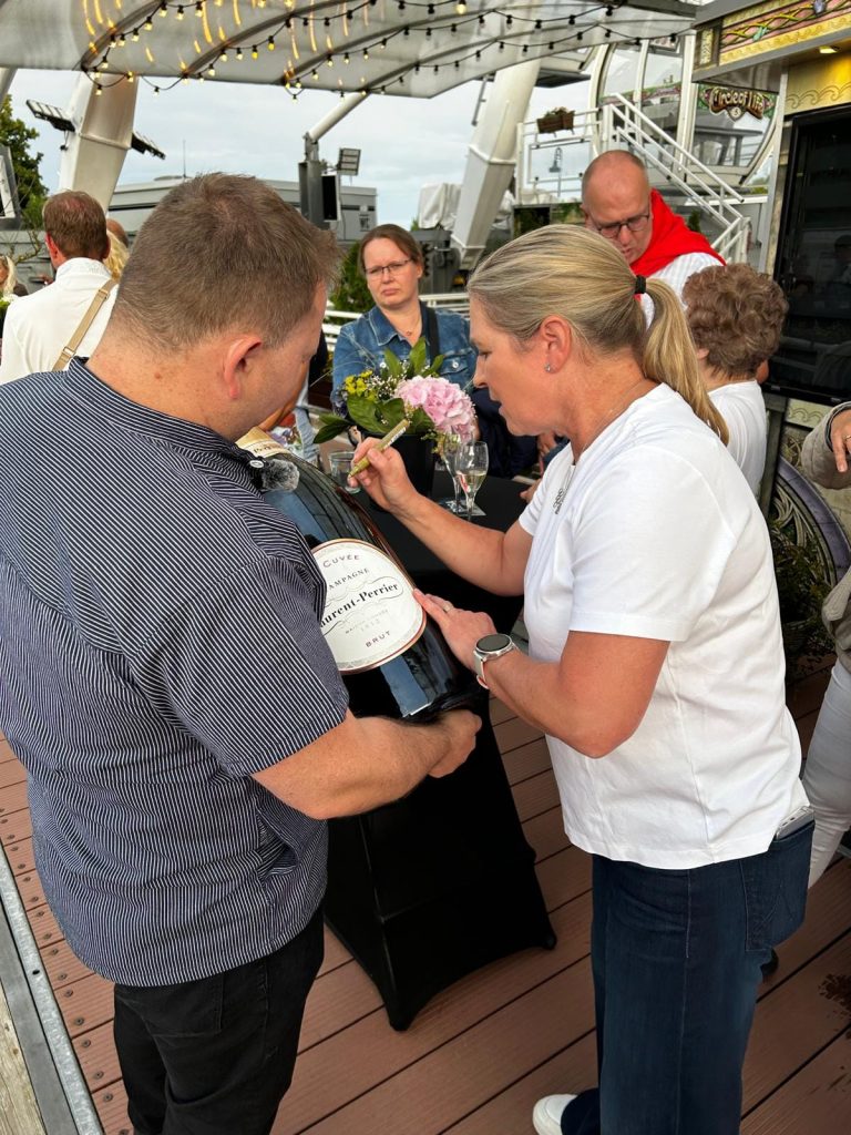 Große Champagnerflasche wird für den Empfang zum Riesenrad Dinner geöffnet