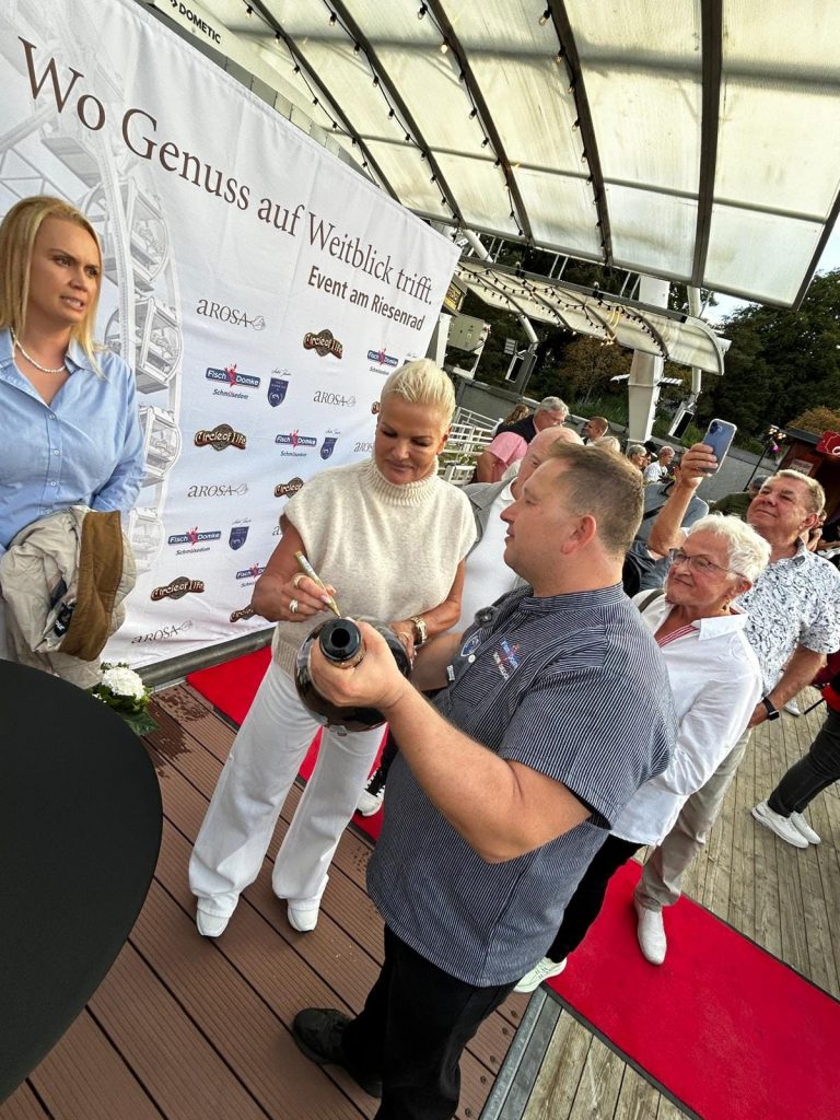 Champagner wird beim Riesenrad Dinner 2026 in den Kaiserbädern präsentiert
