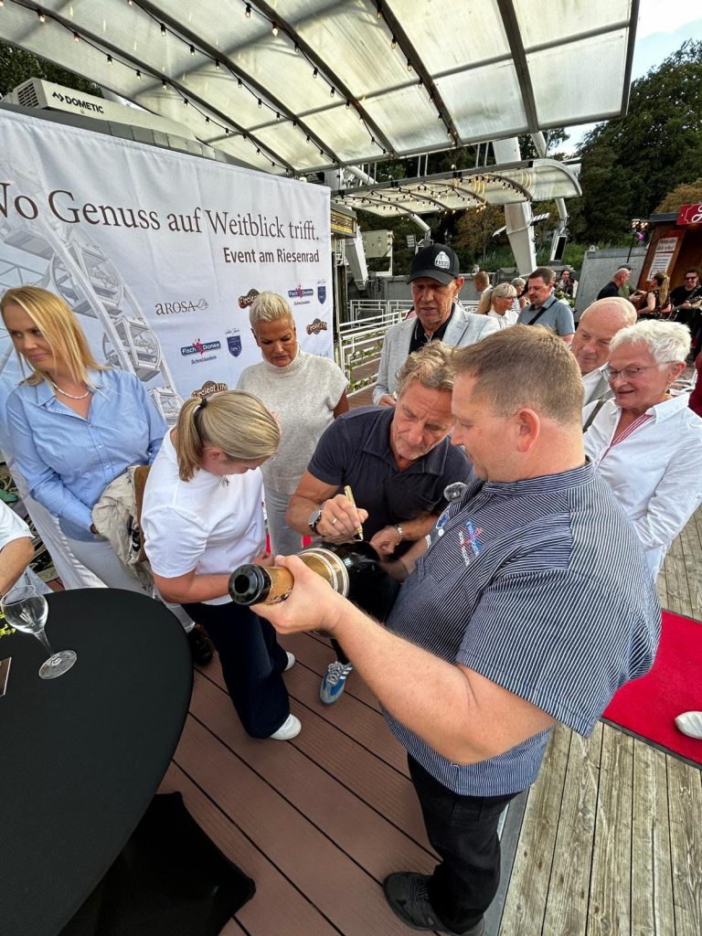 Gäste bei einer Champagnerverkostung während des Riesenrad Dinners 2026