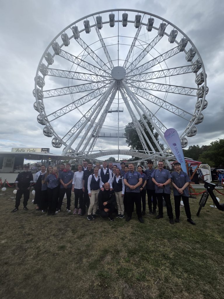 Team von Fisch Domke vor dem Riesenrad beim Riesenrad Dinner 2026 in den Kaiserbädern