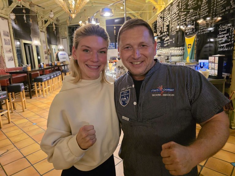 Nina Meinke und André Domke vor dem Lokal